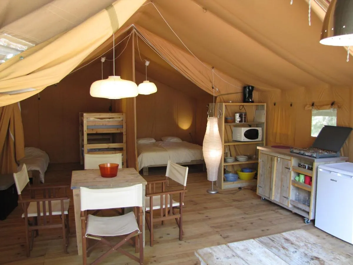 Hôtel Camping La Tuque à Belaye