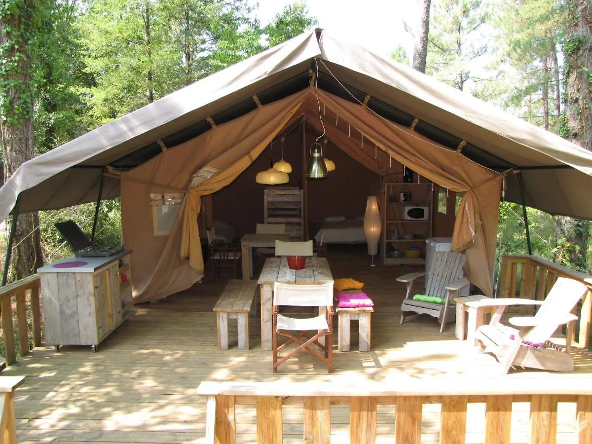 Hôtel Camping La Tuque à Belaye
