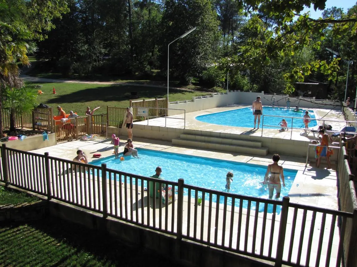 Hôtel Camping La Tuque à Belaye